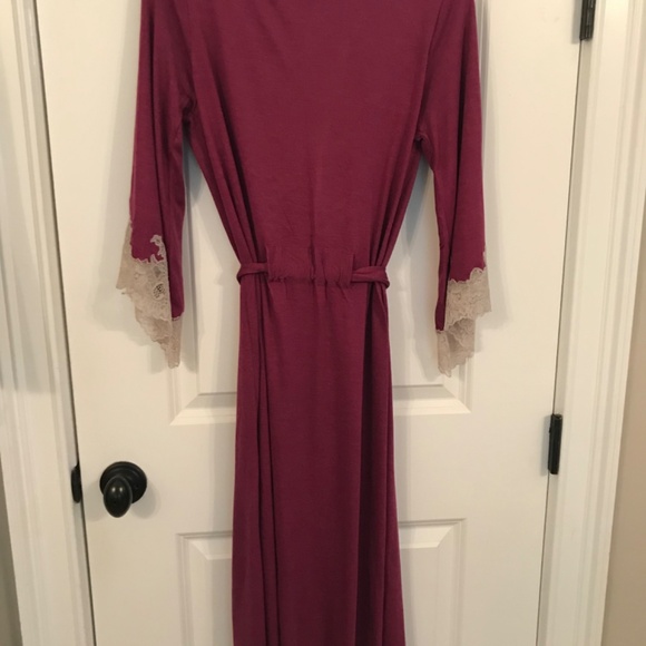 Brand nwot Natori Shangri-La Luxe Robe with antiqued lace - Picture 4 of 12